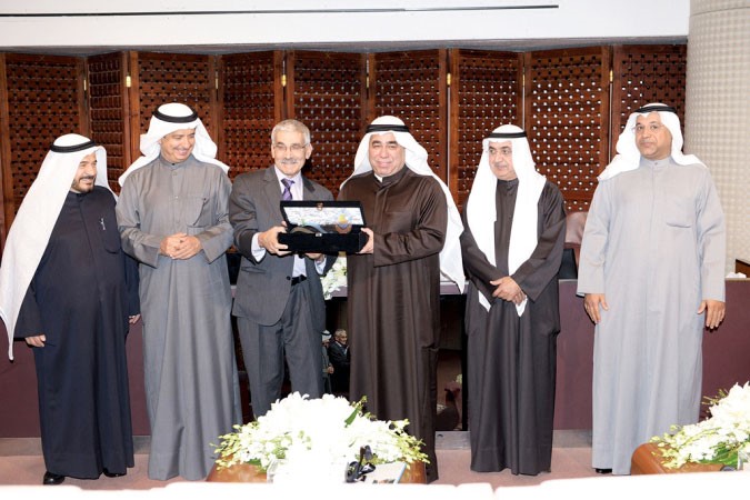 د عمر البناي ود بدر العمر و م اسعد السعد و دعدنان شهاب الدين والمستشار د يوسف الابراهيم و م طارق البعيجان خلال التكريم 