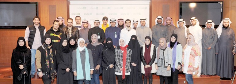 طلاب وطالبات كلية الهندسة والبترول مع موظفي بيتك 