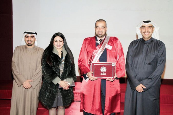 عماد احمد العبلاني ونهلا الشراد يهنئان احد الخريجين من موظفي البنك الوطني ﻿