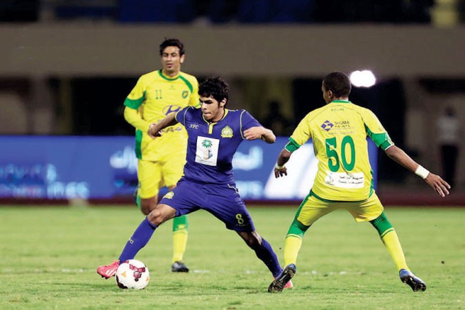 لاعب النصر يحيى الشهري يسيطر على الكرة بمضايقة مدافعي الخليج موقع النصر