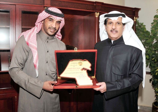 اسعد البنوان يتسلم درعا من خالد الشمري