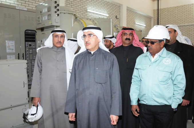 الابراهيم يستمع الى شرح حول عمل المحطة 