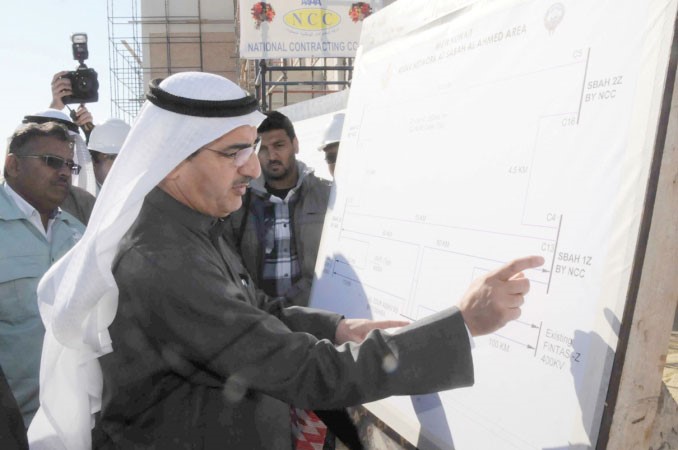 الابراهيم يطلع على مخطط المحطة 