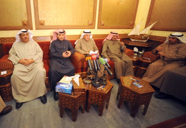 صالح الملا متحدثا خلال الندوة اسامة ابو عطية