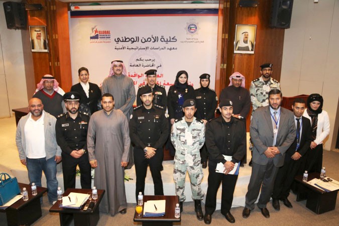 اللواء ركندمحمد الديحاني والعقيد ناصر الحوطي يتوسطان الحضور﻿