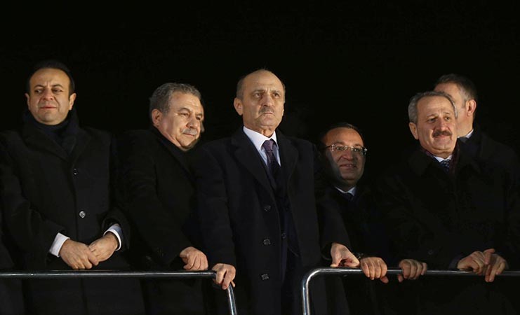 وزراء الاقتصاد التركييمين والبيئةالثانيمن اليمين والداخليةالثاني الى اليسار خلال توديعهماردوغانبانقرةقبيل سفره لباكستان امس الاول افپ