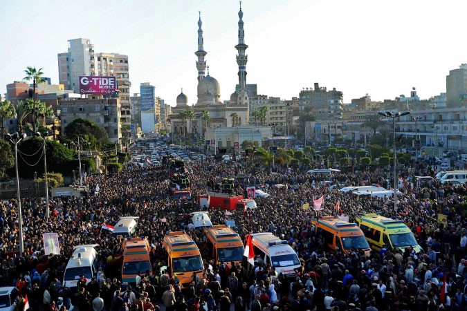الالاف يصلون صلاة الجنازة على ضحايا تفجير المنصورة امس الاول افپ