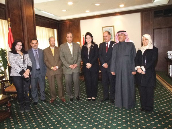 ددرية شرف الدين متوسطة الوفد الذي يضم الزملاء عدنان الراشد ومؤيد اللامي وحاتم زكريا وكارم محمود واشرف عبدالعزيز ومديرة مكتب كونا قي القاهرة منى ششتر﻿
