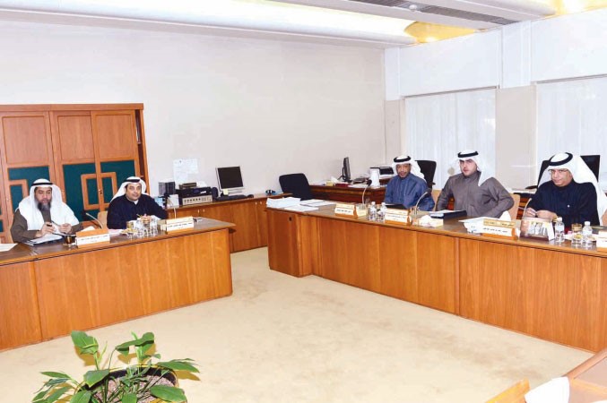 مبارك الحريص ودعبدالكريم الكندري وفيصل الدويسان ويعقوب الصانع ودعبدالرحمن الجيران خلال اجتماع التشريعية امس 
