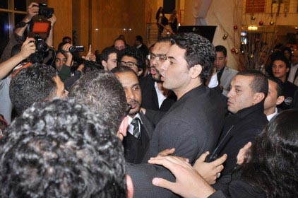 بالصور.. أحمد عز يفلت من الفتيات بأعجوبة 
