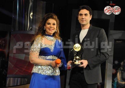 بالصور.. أحمد عز يفلت من الفتيات بأعجوبة 
