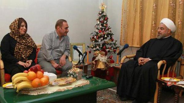 الرئيس الايراني حسن روحاني الى جانب شجرة الميلاد خلال عشاء مع عائلة مسيحية ايرانية العربية نت﻿