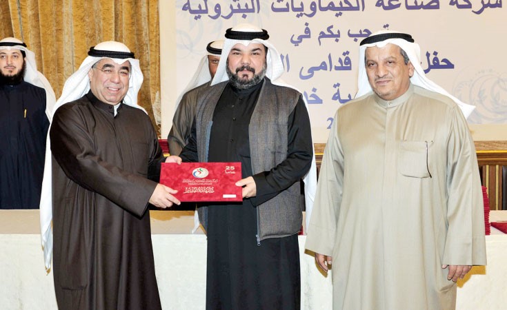الفرهود والسعد خلال تكريمهم احد قدامى العاملين 