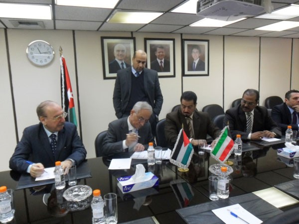 جانب من توقيع سيتي جروب مع الحكومة الاردنية اتفاقية بيع حصتها في الشركة المتكاملة للنقل المتعدد