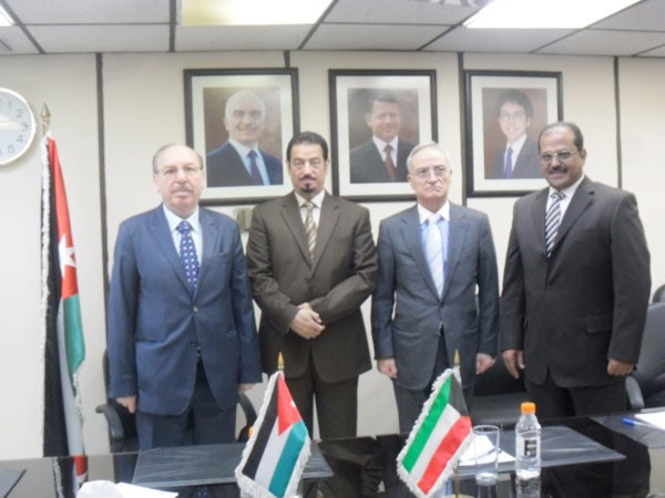 السفير دحمد الدعيج مع امية طوقان وحاتم الحلواني ويعقوب الشرهان كونا