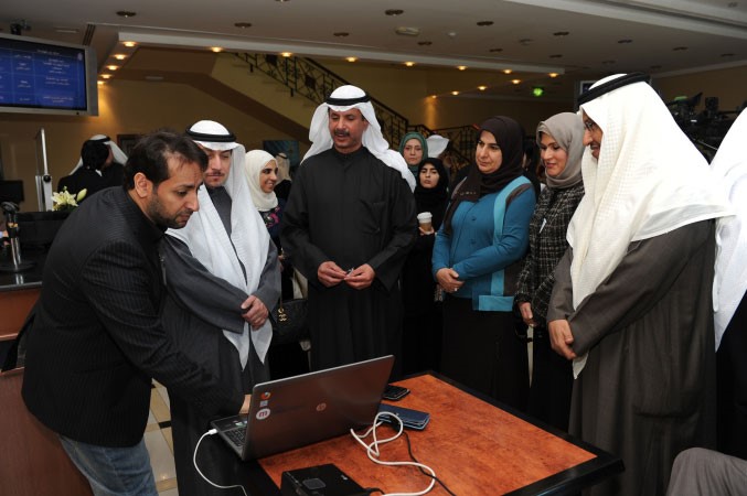 د احمد الاثري خلال جولة في المعرض