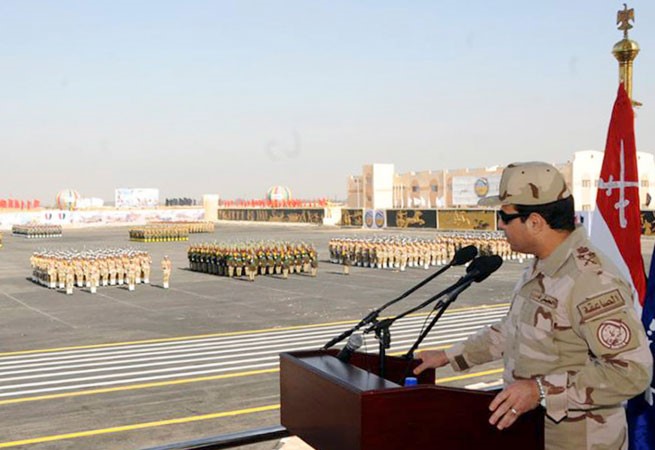 وزير الدفاع المصري عبدالفتاح السيسي يتحدث خلال حفل تخريج دفعة جديدة من ضباط الصف في القاهرة امسرويترز