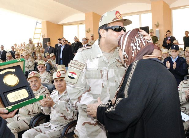 الفريق اول عبدالفتاح السيسي يقبل راس والدة جندي قتل خلال الاشتباكات الاخيرة رويترز