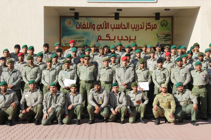 العميد الركن نادر شيهان في صورة جماعية مع الخريجين﻿