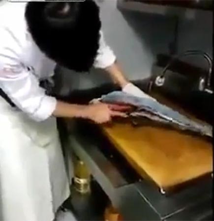 بالفيديو.. طباخ عديم الرحمة يقطع السمكة بالسكين وهي لا تزال حية!