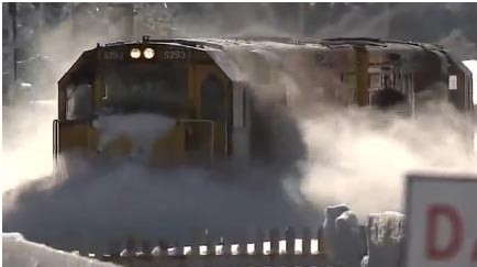 بالفيديو.. قطار روسي كاسح للثلوج