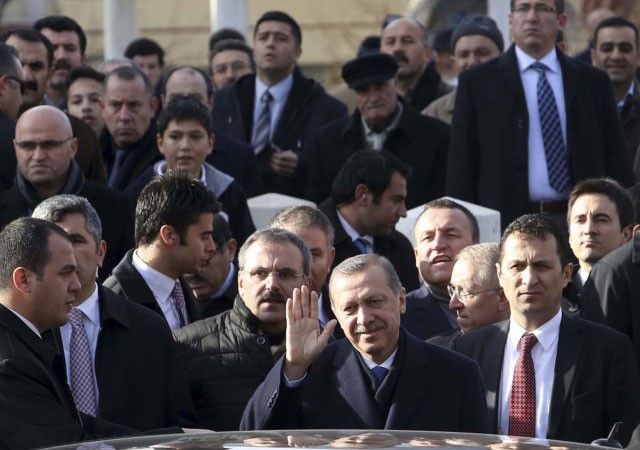  رئيس الوزراء التركي رجب طيب اردوغانيلوح لانصارهعقب ادائه صلاة الجمعة بانقرة امس	رويترز ﻿