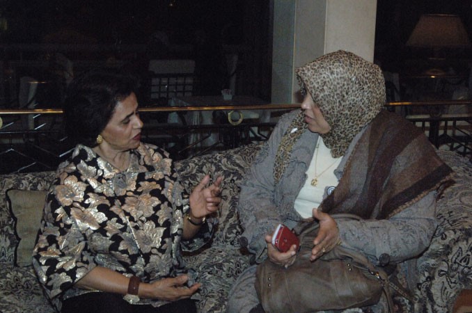 الشيخة فريحة تتحدث الى الزميلة هناء السيد