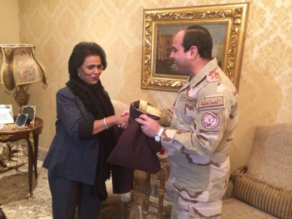 البشت الكويتي هدية من الشيخة فريحة الى السيسي