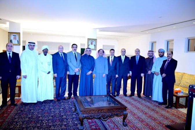 الشيخ عزام الصباح خلال استقباله عددا من سفراء الدول العربية