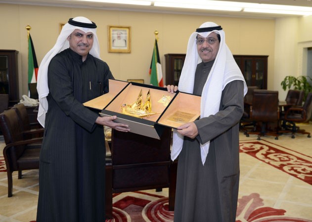نائب رئيس مجلس الامة مبارك الخرينج يتسلم درعا تذكارية من الحكم الدولي ناصر العنزي﻿