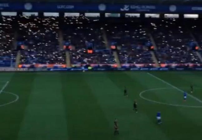بالفيديو.. أضاءوا الملعب بهواتفهم بعد انقطاع الكهرباء.. لإكمال المباراة في الدوري الانجليزي