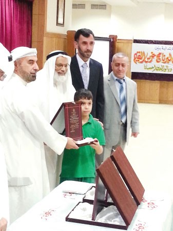 ديوسف السند مكرما احد الطلبة بحضور دعبدالله الكندري وعبدالسميع احمد ووالد الطالب﻿