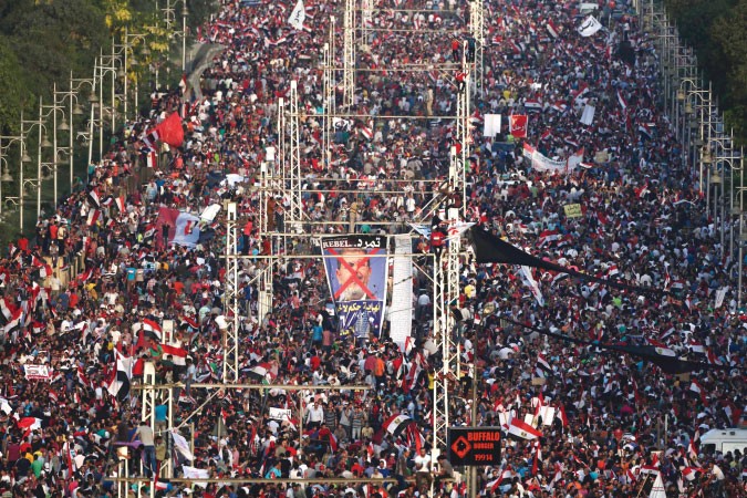 مئات الالاف من معارضي الرئيس السابق محمد مرسي خرجوا الى الشوارع وامام القصر الرئاسي ضد سياسته واخونة الدولة ا ب