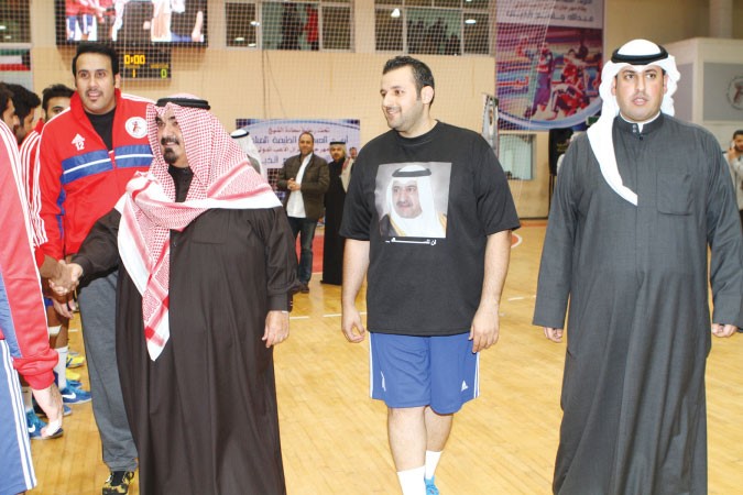 الشيخ احمد الخليفة راعي الحفل واللاعب عبدالله الذياب والشيخ عذبي اليوسف يصافحون لاعبي المنتخبين﻿