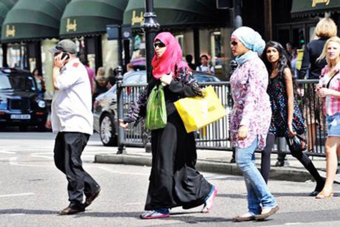 لندن تجذب نساء العرب في عطلةالكريسماس ﻿