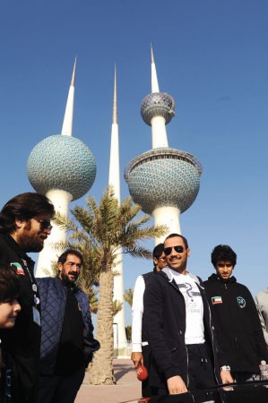 مرزوق الغانم مع بعض المشاركين عند نقطة النهاية