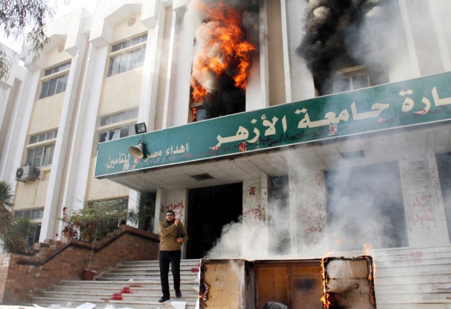 السنة النيران تتصاعد من احد مباني كليات جامعة الازهر بعدما اضرمها طلاب مؤيدون للاخوان امس افپ