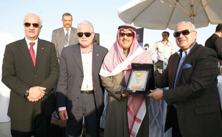 وزير السياحة يكرم رئيس الوفد الاعلامي الكويتي
