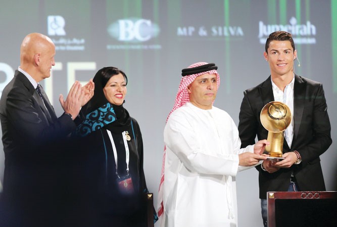مطر الطاير يسلم رونالدو جائزة غلوبال سوكر خلال وجوده في مؤتمر دبي الرياضي 	رويترز﻿