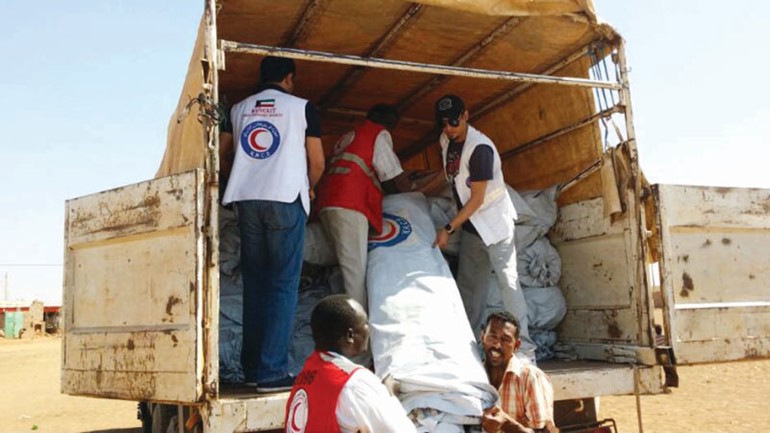 جانب من عمليات توزيع المساعدات لمتضرري السيول بالسودان ﻿