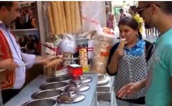 بالفيديو.. بائع آيس كريم تركي يسحر زبائنه بخفة يد مذهلة