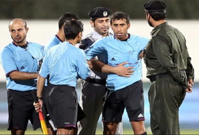 بالفيديو.. إداريان يضربان حكماً بالدوري الإماراتي