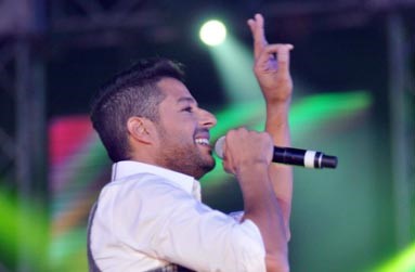 بالصور.. حماقي يغني بملابسه القديمة ورامي يتحدى الأوضاع الأمنية