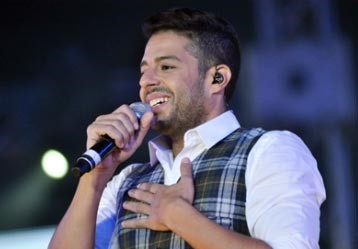 بالصور.. حماقي يغني بملابسه القديمة ورامي يتحدى الأوضاع الأمنية