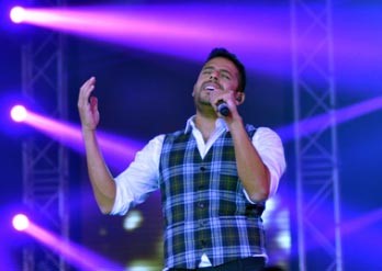بالصور.. حماقي يغني بملابسه القديمة ورامي يتحدى الأوضاع الأمنية