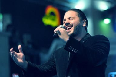 بالصور.. حماقي يغني بملابسه القديمة ورامي يتحدى الأوضاع الأمنية