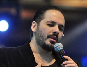 بالصور.. حماقي يغني بملابسه القديمة ورامي يتحدى الأوضاع الأمنية