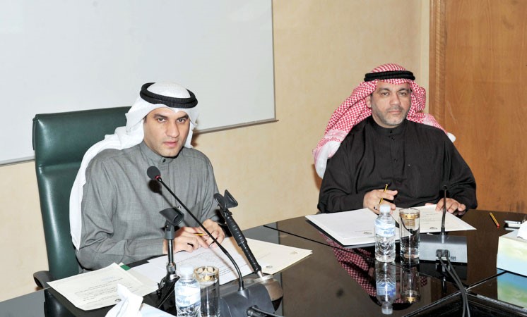 عبدالله الكندري ودحسن كمال خلال اجتماع اللجنة متين غوزال
