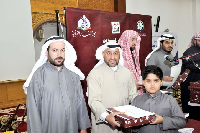 المستشار عماد المطوع مكرما احد براعم المنابر القرانية﻿