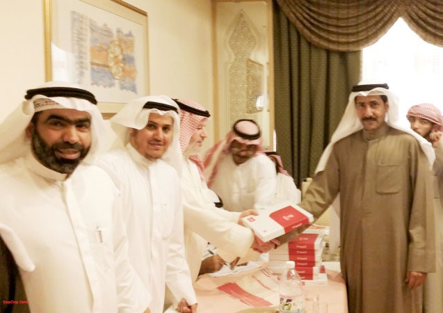 علي الدوسري يقدم هدية لاحد المشاركين في رحلة العمرة